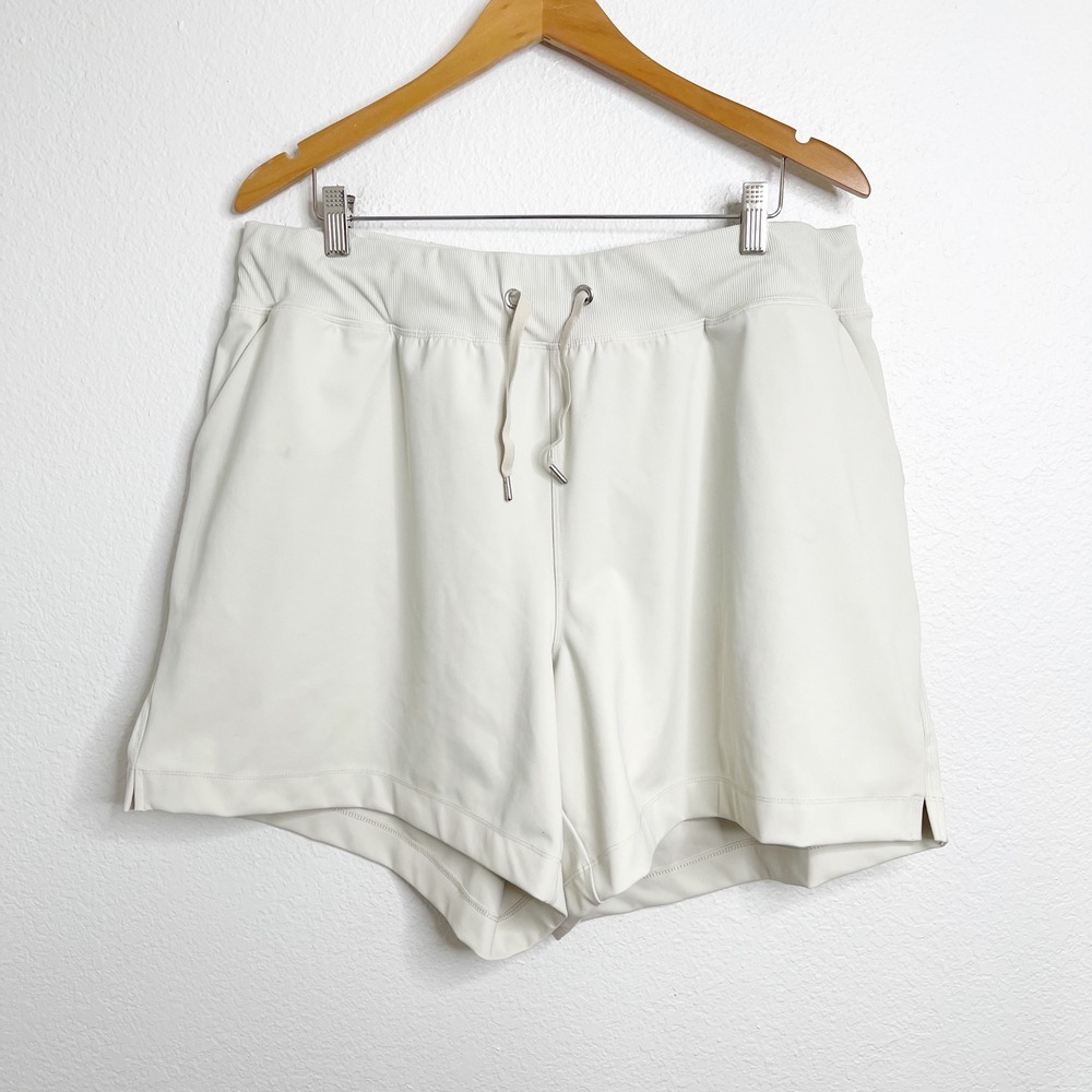 Livi Active Women Plus Size 18/20 Off White Drawstring Athletic Shorts Pockets